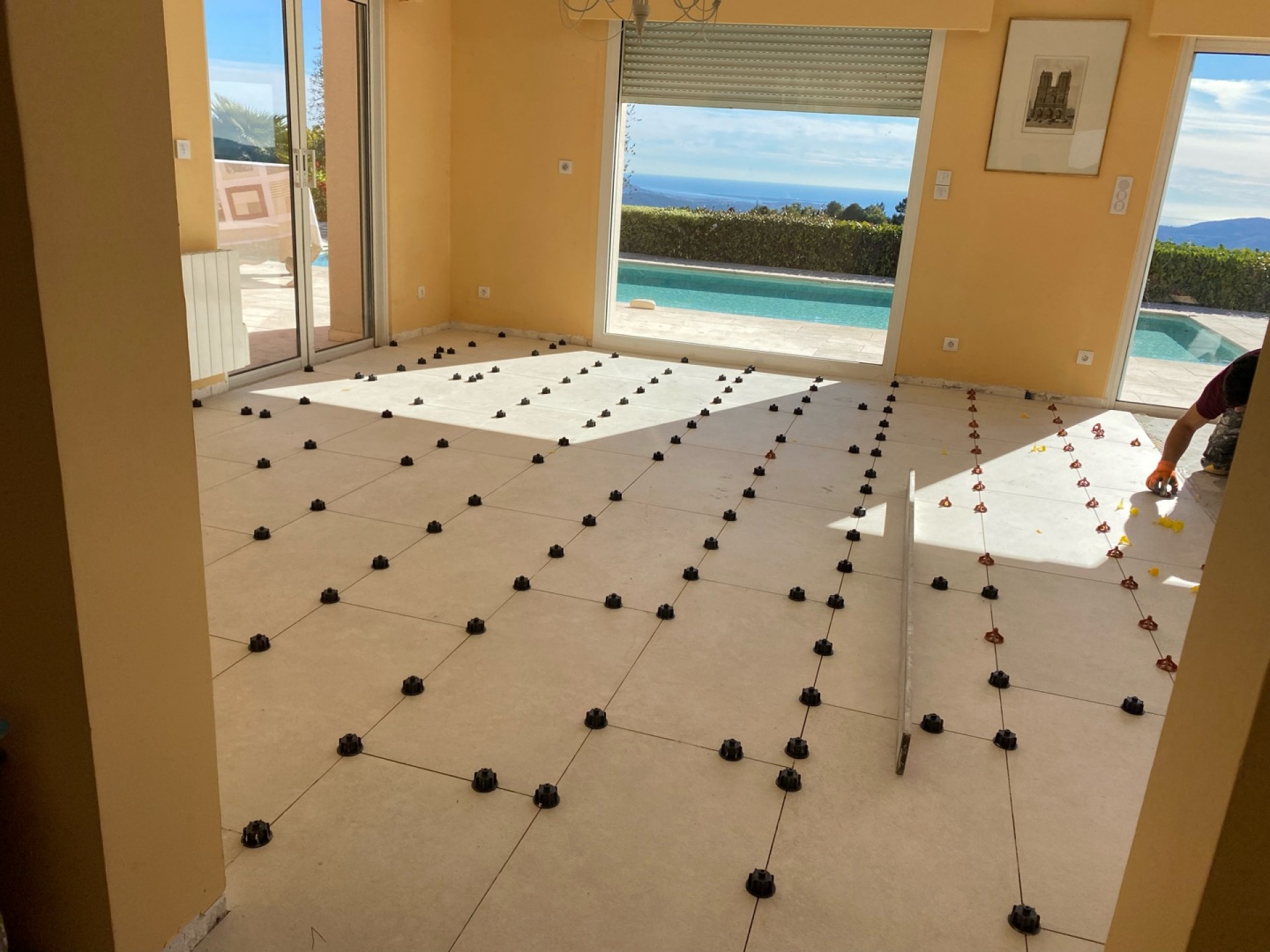 Pose en cours d'une terrasse extérieure grand format avec vue sur la Méditerranée